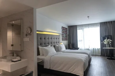 Habitación twin Deluxe con vistas a la ciudad — M Village Hotel Tôn Thất Đạm, a brand of Modern Village Lifestyle